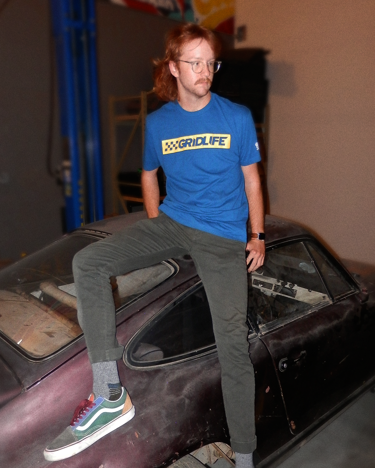 GRIDLIFE blue flag logo t shirt being worn on top of rusty old no good 911